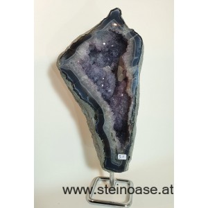 Amethyst Druse mit Calcit auf Ständer